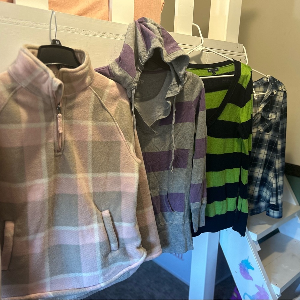 Sweatshirt and Sweater Bundle of 4